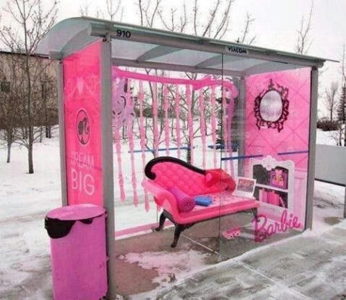 Barbie designová autobusová zastávka