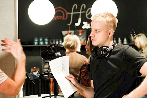 Kameraman natáčející s klienty testimoniál