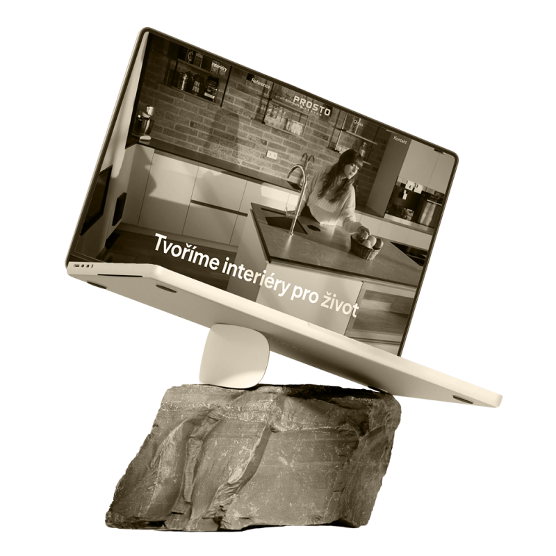 Honosný rám obrazu, uvnitř socha