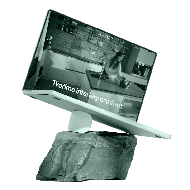 Mock-up webu Prosto v nakloněném notebooku postaveném na kamenném podstavci