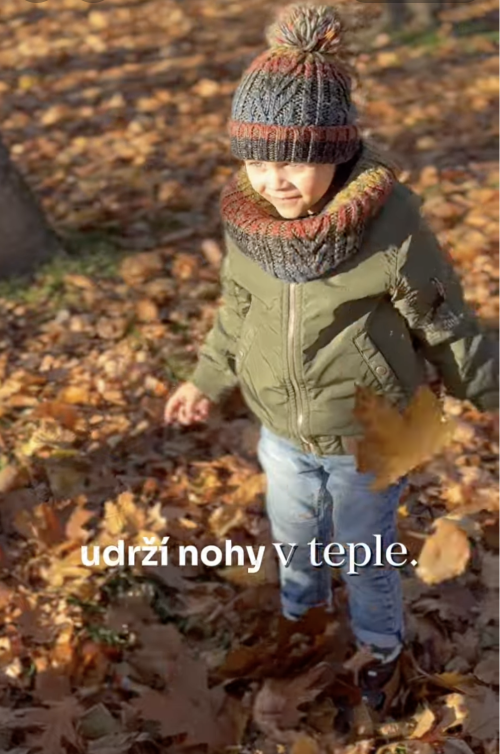 Náhledový obrázek videa – chlapec v podzimním oblečení, v pozadí spadané listí, popisek Udrží nohy v teple