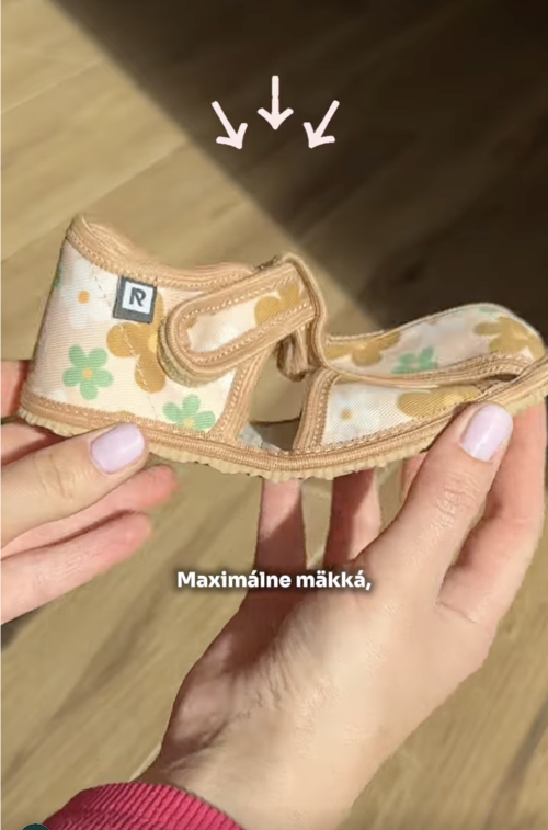 Snímek z videa – představení produktu (ruce držící dětskou bačkůrku a ukazující její ohebnost)